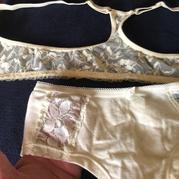 Pretty yellow color. Sold as set - Picture 1 of 6